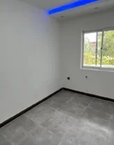 پارکت و سقف نورپردازی شده با نور آبی اتاق خواب ویلا در قائم شهر