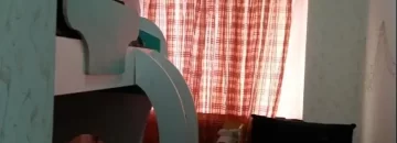 تخت خواب و پرده صورتی اتاق خواب آپارتمان در نکا