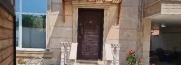 نمای سنگی و محوطه سنگ فرش شده و استخر ویلا در خورشید کلا