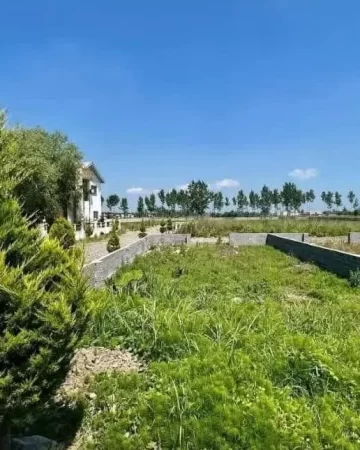 محوطه سرسبز زمین در طاهرآباد