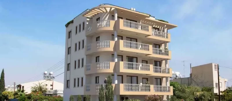 آپارتمان 4 طبقه با نمای سفید کرمی رنگ با محوطه سرسبز 444