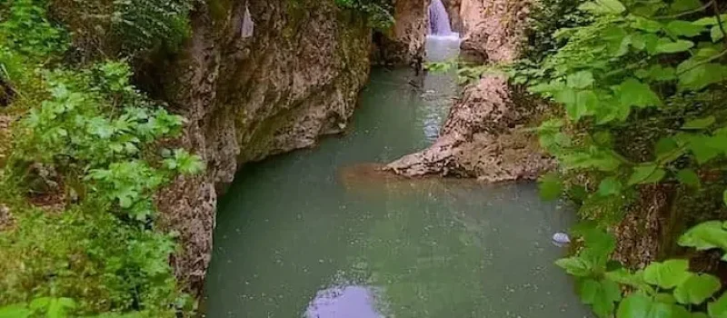 آبشار دزده و درختان سرسبز اطراف آن 4566