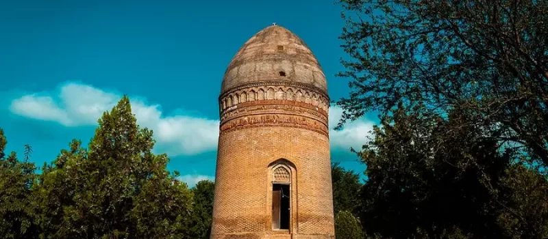 محوطه سرسبز و آسمان زیبا در اطراف برج رسکت 7854213255