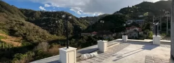 ویوی روف گاردن رو به محوطه سرسبز و ویلاهای مسکونی اطراف آپارتمان در زاغمرز