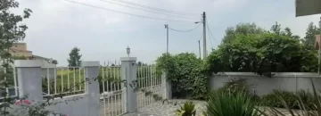 محوطه سنگ فرش شده و باغچه ی سرسبز ویلا در قائم شهر