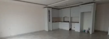 کابینت سفید و سرامیک کرمی آشپزخانه ویلا در قائم شهر