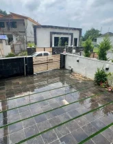 حیاط سنگ کاری شده و گل و گیاهان زیبا و سرسبز در حیاط ویلای 150 متری در ساری 012518678697