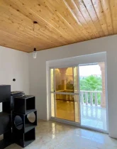 طبقه دوم با کف سرامیک و سقف چوبی و درب ورودی به بالکن ویلای 310 متری در زاغمرز 163416876752