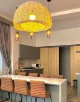 آشپزخانه فول امکانات با لوستر زیبا و جذاب در ویلای 350 متری در طاهرآباد 214658410568