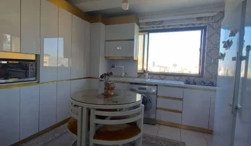 آشپزخانه فول امکانات با کابینت ها هایگلاس سفید در آپارتمان 70 متری در ساری 156848648641