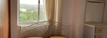 اتاق مستر با تخت دو نفره و نورگیر آپارتمان در ساری 456484