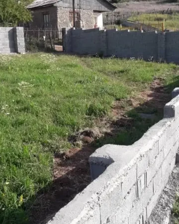 محوطه سرسبز زمین مسکونی در طاهر آباد