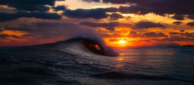 دریای مواج جاذبه گردشگری چپکرود در نزدیکی غروب آفتاب در زیر آسمان ابری 84648658