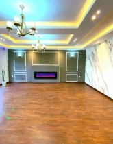 سالن نشیمن کف پارکت با نورپردازی هالوژنی و بخاری توکار در ویلاباغ 500 متری دوبلکس در ساری 15641475026