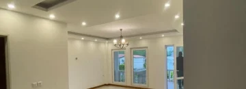 سالن نشیمن کف سرامیک و نورپردازی در سقف و بالکن بزرگ در آپارتمان 185 متری در خورشید کلا 163847687