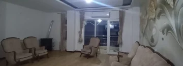 سالن نشیمن با کف پارکت و کاغذ دیواری زیبا در آپارتمان 195 متری در قائمشهر 01541864621045