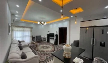 سالن نشیمن مبله و نورپردازی در سقف آپارتمان 118 متری در نکا 105216874869