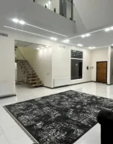 سالن پذیرایی و درب ورودی چوبی ویلا در نکا 25626541