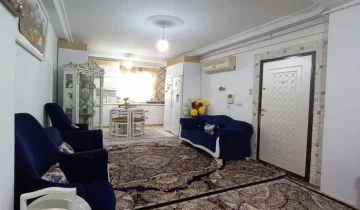 سالن نشیمن دارای پکیج و درب ورودی اتاق خواب در آپارتمان 70 متری در ساری 01531685746878