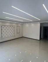 سالن نشیمن با نورپردازی در سقف و کف سرامیک و آشپزخانه فول امکانات در ویلای 150 متری در ساری 1058648674