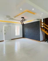 راه پله پیلوت و سقف نور پردازی شده بانور زرد و سفید سالن نشیمن ویلا در جویبار