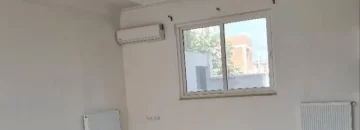 سرامیک سفید و اسپیلت و پنجرهرو به محوطه سرسبز سالن نشیمن ویلا در خورشید کلا