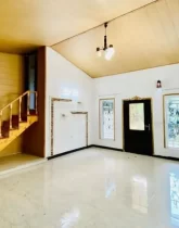 سرامیک سفید و راه پله و دو پنجره رو به محوطه سرسبز سالن نشیمن ویلا در زاغمرز