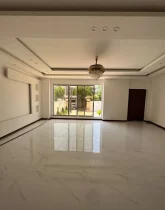 سرامیک سفید و لوستر زیبای سالن نشیمن ویلا در ساری