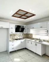 کابینت ها و سرامیک سفید آشپزخانه خانه روستایی در طاهر آباد