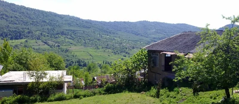خانه ی چوی و سنتی در ازتفاعات چشم نواز روستای چناربن زارم 1638476874689