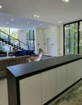 سالن نشیمن و راه پله ورود به طبقه بالای ویلای 546 متری در نصیرآباد 105150145