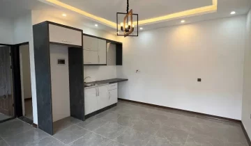 کابینت سفید و سقف نور پردازی شده با نور زرد آشپزخانه ویلا در زاغمرز