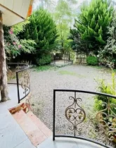 محوطه سرسبز و سنگ فرش حیاط ویلا در زغمرز