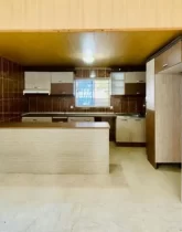 کابینت های کرمی و قهوه ای آشپزخانه ویلا در زاغمرز