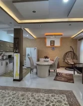 میزغذاخوری و یخچال و کابینت آشپزخانه ویلا در ساری