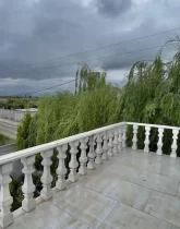 ویوی رو به محوطه سرسبز و ویلاهای اطراف تراس ویلا در ساری