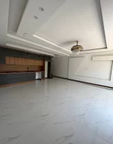 سرامیک سفید و کابینت های مشکی قهوه ای آشپزخانه ویلا در ساری