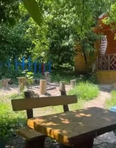 حیاط با حوض آب و میز سنگی ویلا قائم شهر 12588