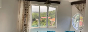 اتاق پذیرایی به همراه مبلمان آبی آپارتمان در ساری 4856464