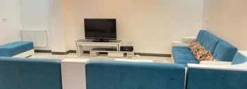اتاق پذیرایی به همراه مبلمان و تلوزیون رو میزی واحد آپارتمان در ساری 8465847653675
