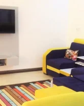 اتاق پذیرایی به همراه مبلمان و تلوزیون واحد آپارتمان در ساری 458468687