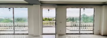 پنجره ور به تراس و سرامیک سفید سالن نشیمن آپارتمان در زاغمرز